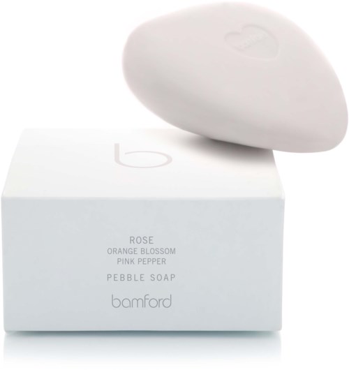 En vit tvål och dess förpackning med blommiga och fruktiga doftnoter, från Bamfords Pebble Soap-serie.