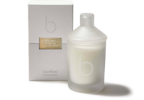 En vit doftljus med matchande förpackning, märkt 'Bamford'. Ljuset har en minimalistisk design.