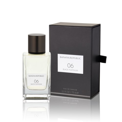 En parfynflaska med svart lock och en svart box med etiketten 'Banana Republic Black Platinum 06'.