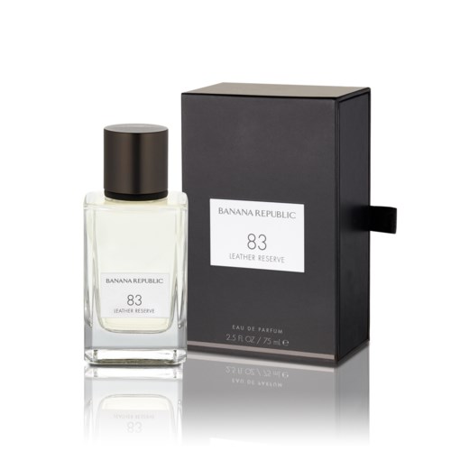 En parfyllflaska märkt 'Banana Republic 83 Leather Reserve' bredvid en svart låda.