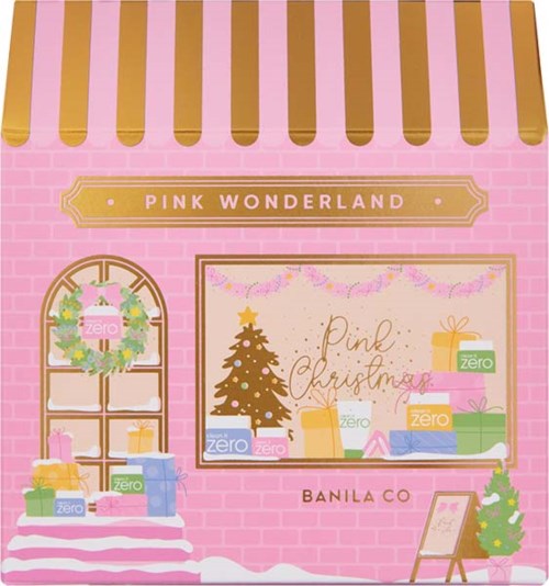 En rosa butikvy med juldekorationer, presenter och en dörr med en krans, kallad Pink Wonderland.