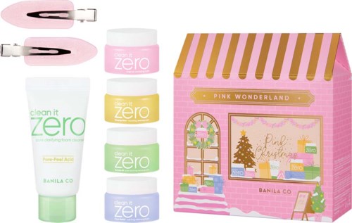 Ett kosmetikset med ansiktsmasker, läppglans och en rosa presentkartong. Kartongen har juldekorationer och orden 'Pink Wonderland.'