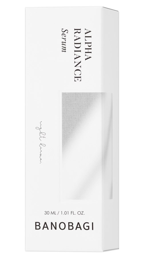 Białe opakowanie z napisem 'All AHA Radiance Serum' od Banobagi, zawiera 30 ml serum.