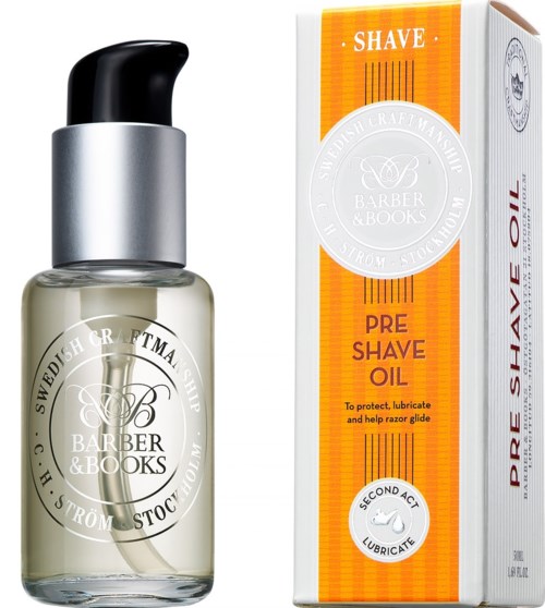 En flaske for førskægsolie med sort pumpe og en boks med orange og hvid stribe, mærket 'PRE SHAVE OIL'.