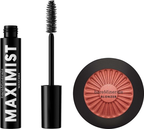 En tub med mascara, en öppen mascara-borste och ett runt rouge-kompakt i persikofärg.