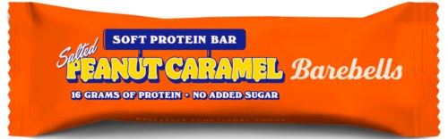 Een pindakaas-karamel eiwitreep met oranje verpakking, witte tekst en een blauwe label die smaak en voeding benadrukt.
