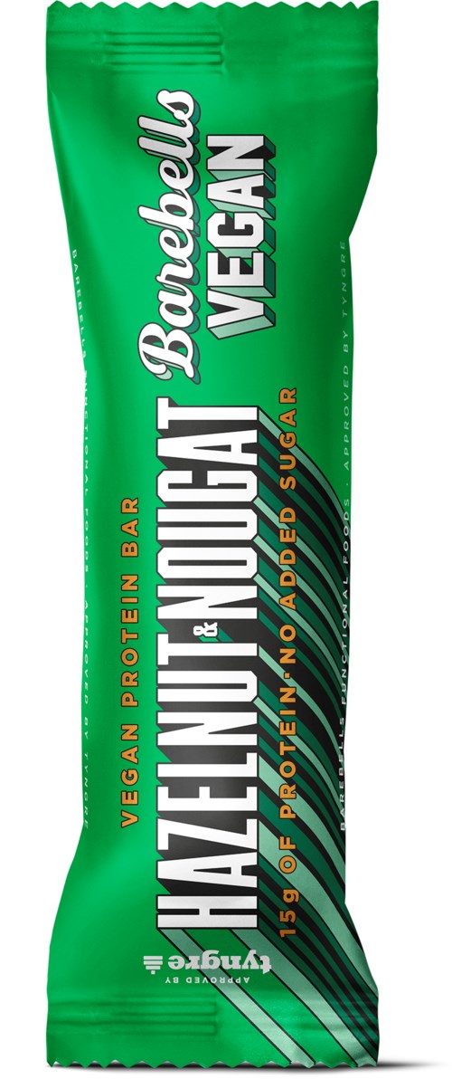 Grønn vegansk proteinbar med fet hvit ogoransje tekst, nevner plantebaserte ingredienser og uten tilsatt sukker.