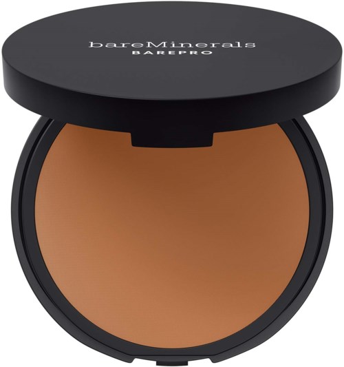 Okrągłe pudełko z pokrywką, oznaczone 'bareMinerals BAREPRO', zawiera prasowany puder do makijażu jasnobrązowego odcienia.