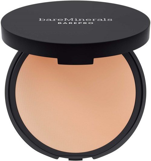En rund, svart sminkkompakt med lock som säger 'bareMinerals BAREPRO'. Kompakten innehåller beige puder.