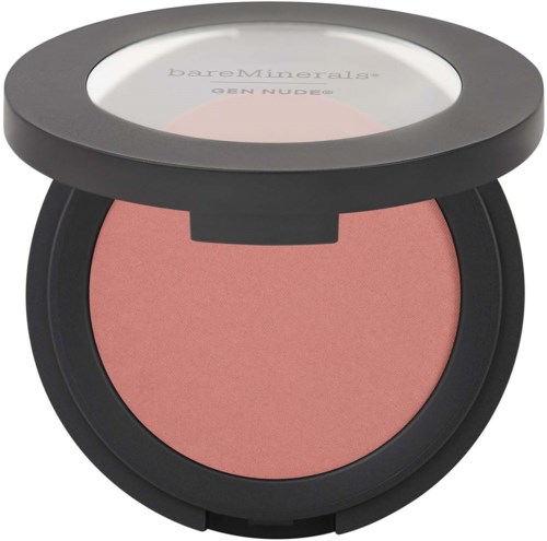 En rund makeup-kop, der indeholder pink blush og har et gennemsigtigt låg, der viser produktnavnet.