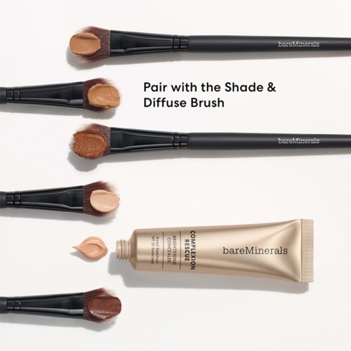 Fire makeup-koster med forskjellige nyanser av foundation eller concealer og en tube med bareMinerals primer.