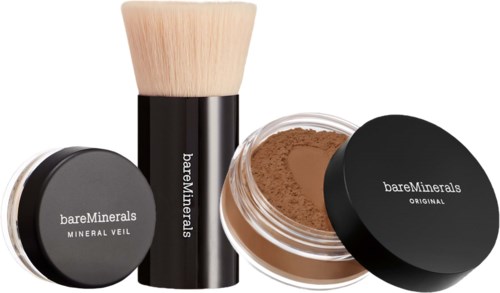 BareMinerals makeup produkter, inklusive en børste, løs pudder og kompakt, vises mod en hvid baggrund.
