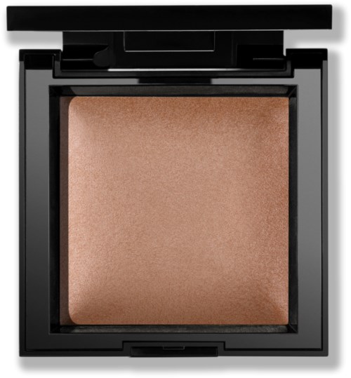 Ett sminkkompakt med beige puder i ett svart hölje. Höljet är öppet och visar pudret.