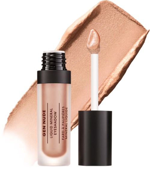 En beige flytande concealer i en genomskinlig flaska med svart lock, en applikator och swatchad på en ljusbeige bakgrund.