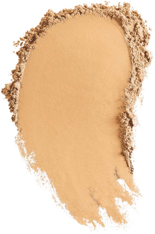 Lys beige pulver med ujevne kanter, spredt på en hvit bakgrunn.