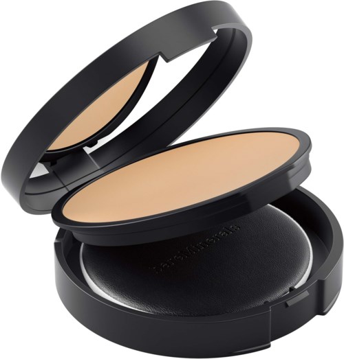 Kompakt makeupcushion med spegel, svamp och beige puder inuti.