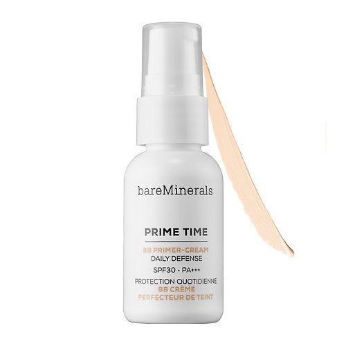 Eine weiße Flasche mit bareMinerals Prime Time BB Primer-Cream mit Pumpe, seitlich beige Foundation.
