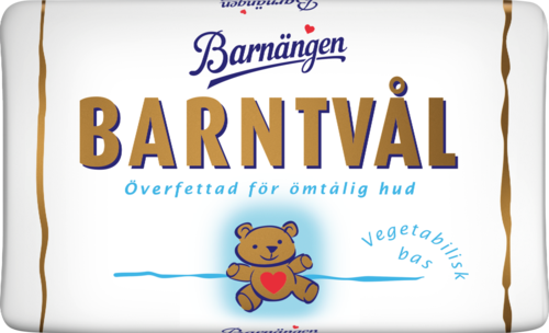 Förpackning med en nallebjörn och text i svenska, marknadsför babyservetter för ömtålig hud.