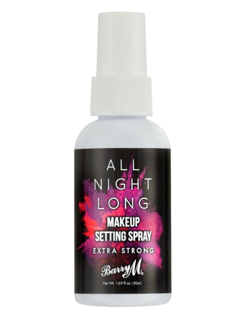 En hvid sprayflaske med en sort etiket, der har pink og lilla farvepletter, mærket som makeup setting spray.