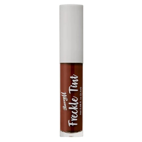 Ein Lippenstift mit brauner Farbe, weißem Deckel und Text "Freckle Tint" auf der Seite.