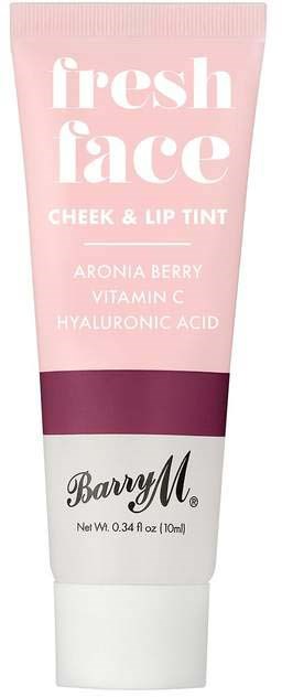 Rosa tube med hvit, mørk rosa og svart tekst. Det er en kinn- og leppekrem kalt 'fresh face' av Barry M.