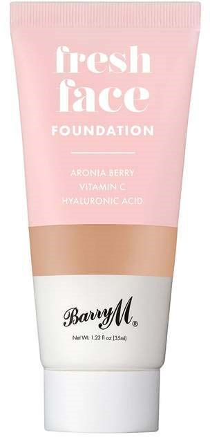 En rosa og hvit tube med foundation, merkevaren Barry M, og ingredienser som vitamin C og hyaluronsyre.