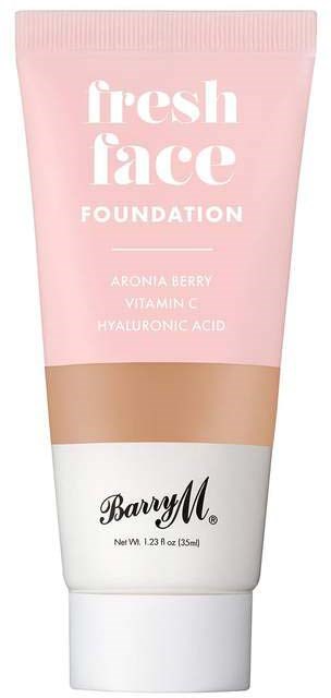 En rosa tube med foundation med tekst om bær, vitamin C og hyaluronsyre, merket 'fresh face' og 'Barry M.'
