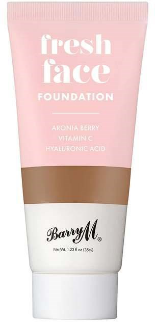 Lys rosa og hvit tube merket 'fresh face foundation' med ingredienser og merke 'Barry M'.