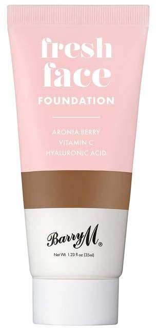 En rosa tube merket 'fresh face FOUNDATION' med ingredienser som bær, vitamin C og hyaluronsyre fra Barry M.