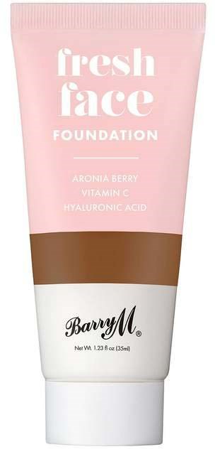 En rosa og hvit tube med teksten 'fresh face FOUNDATION' og ingredienser listet opp. Merket er Barry M.