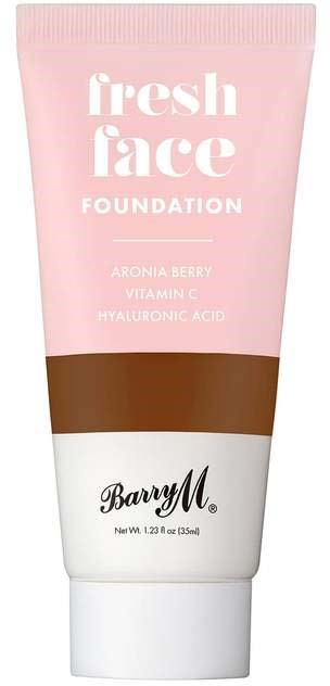 En rosa og hvit tube med foundation merket 'fresh face' med ingredienser som aroniabær og hyaluronsyre.