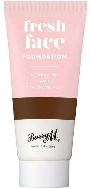 En tube med foundation i rosa og brunt, merket 'fresh face' med ingredienser som bær, vitamin C og hyaluronsyre.