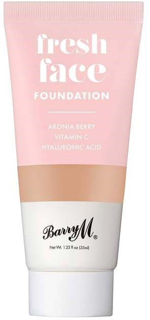 En rosa og hvit tube merket 'fresh face' foundation med ingredienser og merkevare Barry M.