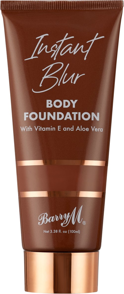 Brun tube med kroppsfondasjon med gullaksenter, merket 'Instant Blur' og 'Barry M' med vitamin E og Aloe Vera.