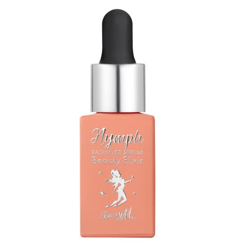En liten rosa flaska med dropper, märkt 'Nympha Radiance Serum Beauty Elixir' med en féillustration.