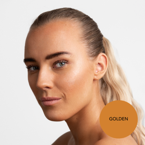 En kvinna med blont hår och blå ögon har ett naturligt utseende, mot en vit bakgrund.