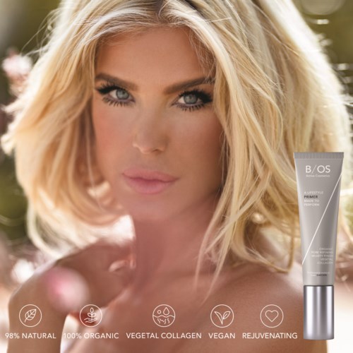 Junge Frau mit blonden Haaren und blauen Augen, im Freien, hält rosa Blume, Hautpflegeprodukt mit natürlichen und veganen Eigenschaften.