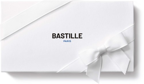 En vit presentlåda med band och texten Bastille Paris på locket.