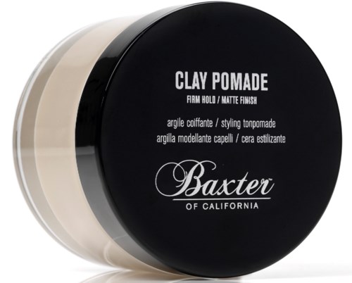 En svart rund behållare märkt 'Clay Pomade' för hårstyling med stark hållbarhet och matt finish.