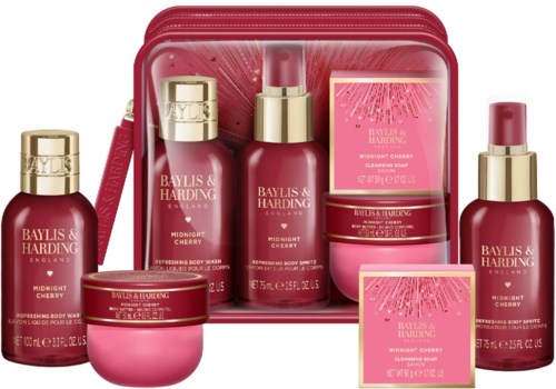 Ett presentset med kroppsvårdsprodukter med körsbärssmak, inklusive lotion, tvål, dusch och kräm.