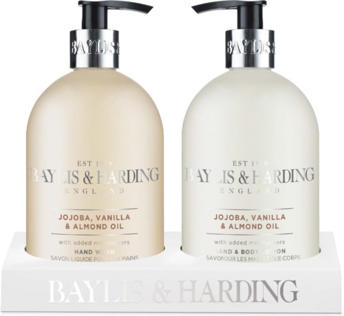 Två flaskor med lotion eller olja, en med vanilj och jojoba, den andra med vanilj och mandel, märkta av Baylis & Harding.