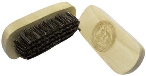 Een schoonmaakborstel met houten handvat en zwarte borstelharen, en een apart houten handvat met een stempel of logo.