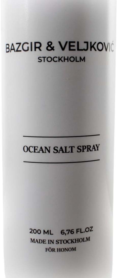 Valkoinen pullo, jossa musta teksti: Ocean Salt Spray, valmistettu Tukholmassa, 200 ml.
