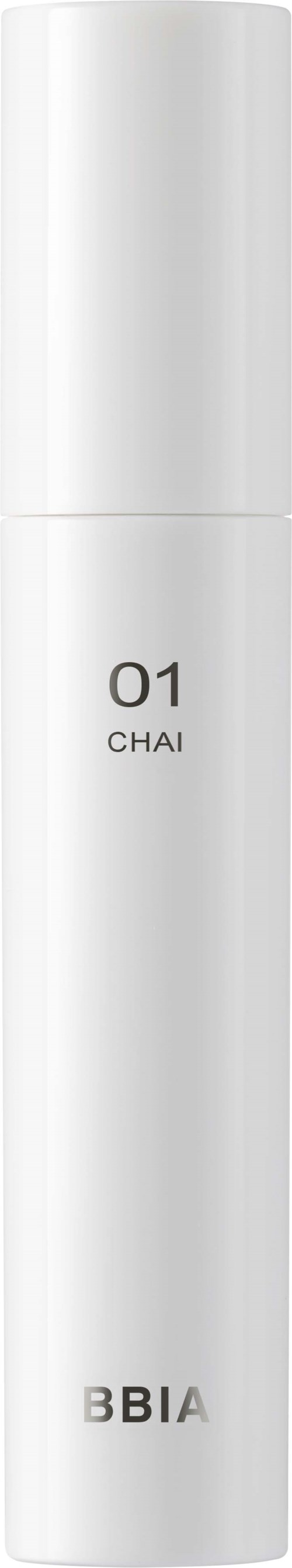 Een witte cilindervormige fles met zwarte tekst, gelabeld '01 CHAI' en 'BBIA' onderaan.