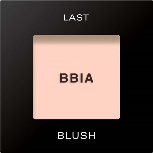 Teksti meikkipaletissa, jossa on sävyt 'LAST BBIA' ja 'BLUSH' vaaleanpinkkinä keskellä.