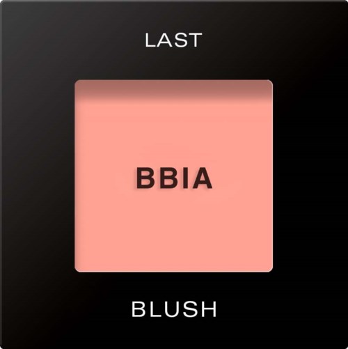 Kuvassa on BBIA-niminen meikkipuna, jonka yläpuolella lukee 'LAST' ja alapuolella 'BLUSH'.