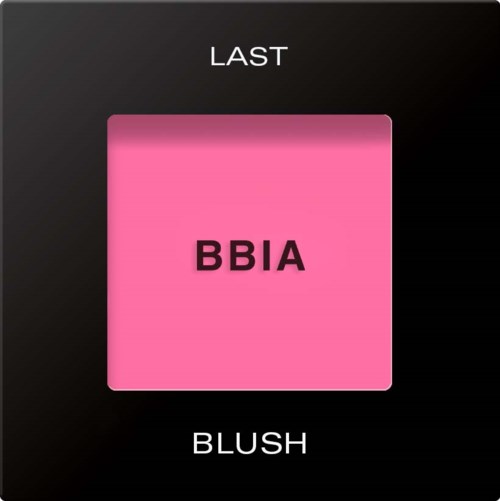 Musta tausta, vaaleanpunainen neliö ja sanat 'LAST', 'BLUSH' ja 'BBIA' keskellä.