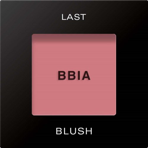 Musta paletti, jossa keskellä pinkki neliö, merkinnällä BBIA. Yläpuolella lukee 'LAST' ja alapuolella 'BLUSH'.