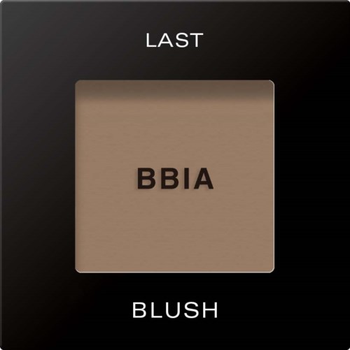 Dette er en øjenskyggepalette med nuancer kaldet LAST og BLUSH, og en beige farve kaldet BBIA i midten.