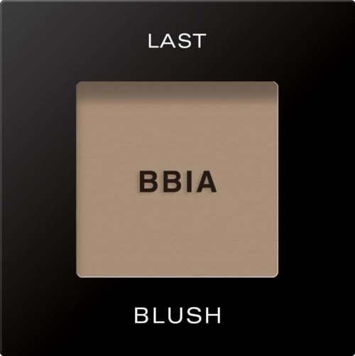 En sminkpalett med nyanser kallade 'Last Blush' och 'BBIA' i mitten.